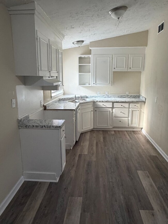 Building Photo - 3320 Ridgeland Dr