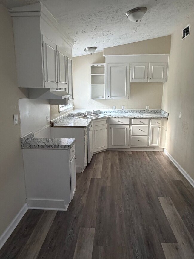 Foto del edificio - 3320 Ridgeland Dr