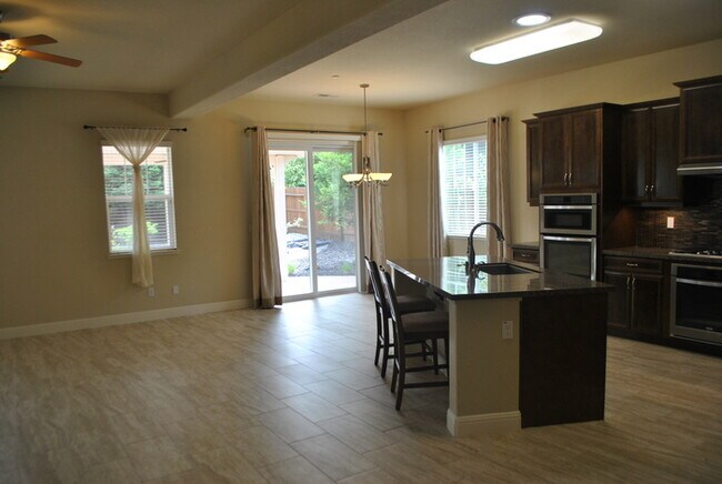 Building Photo - Gorgeous solar home in Twelve Bridges Lincoln