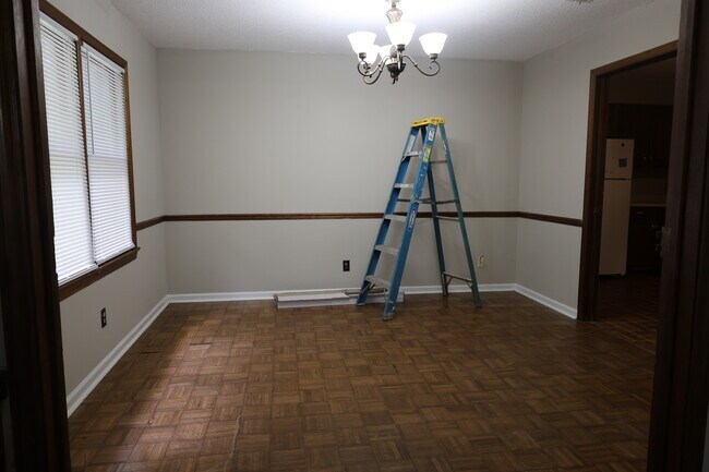 Building Photo - 213 Merry Wood Dr