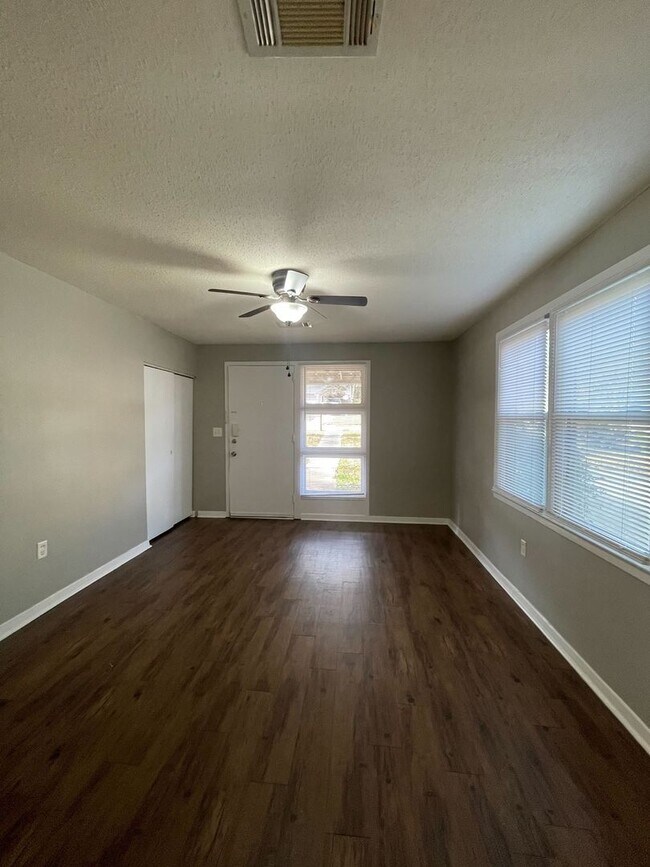 Foto del edificio - 1133 Beechdale Rd