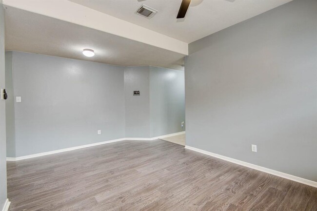 Foto del edificio - 6114 Winter Oak St