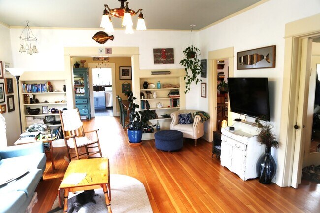 Foto del edificio - Super Cute 5 bed/3 bath August 1st Move in