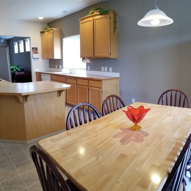 Kitchen, Dining, Breakfast Bar - 3145 Horse Haven St SE
