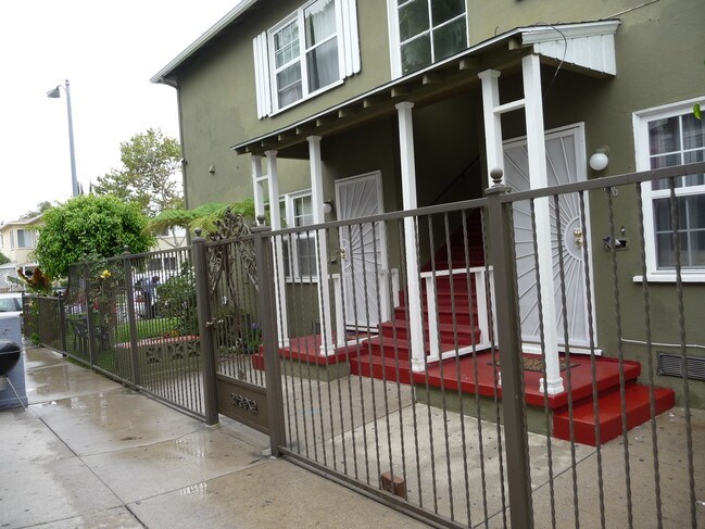 Courtyard Entrance - 5408 Kinston Ave