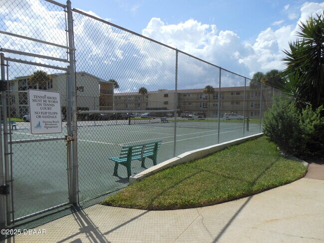 Foto del edificio - 719 S Beach St