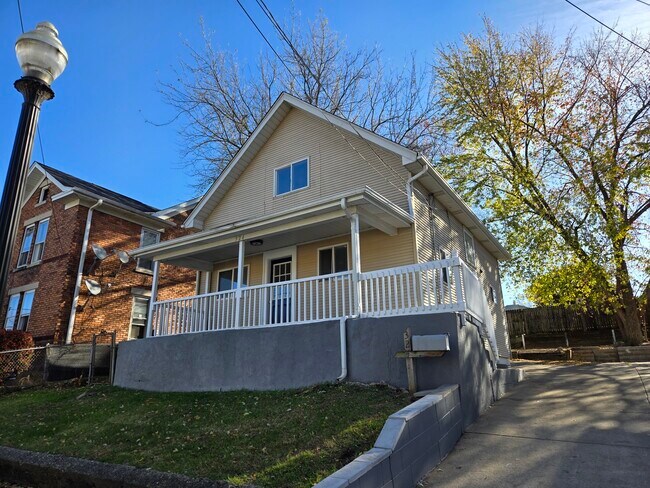 Building Photo - 324 Rosewood Ave