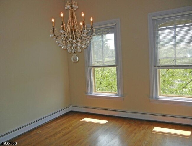 Building Photo - 27 2nd St