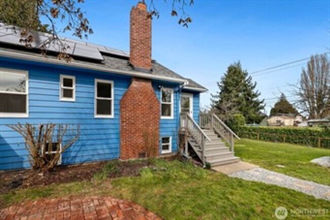 Building Photo - Charming Greenwood Home !