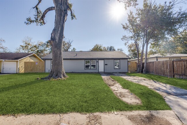 Building Photo - 6038 Glenhurst Dr