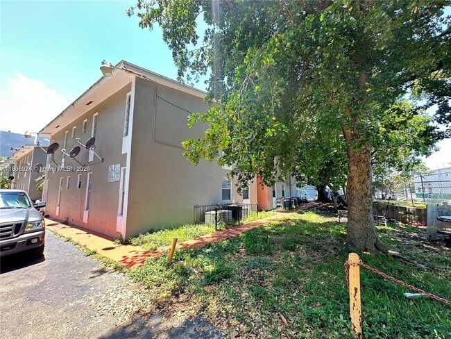 Building Photo - 1525 NW 19th Terrace