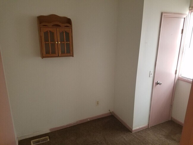 Building Photo - Spacious 3 bedroom home on Indy's west side!