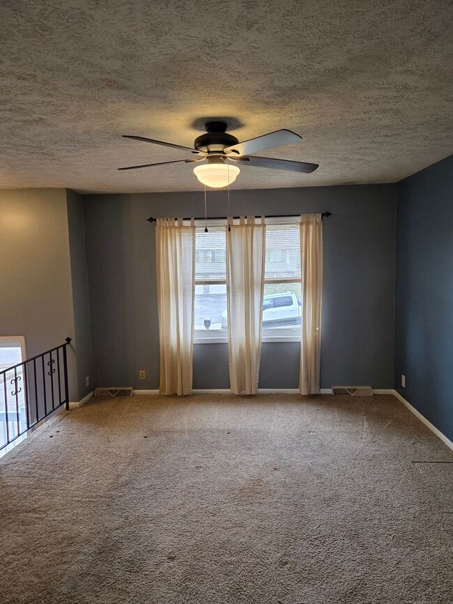 Foto del edificio - 3 bed 1.5 bath, 2 car garage, fenced in backyard, newly remodeled