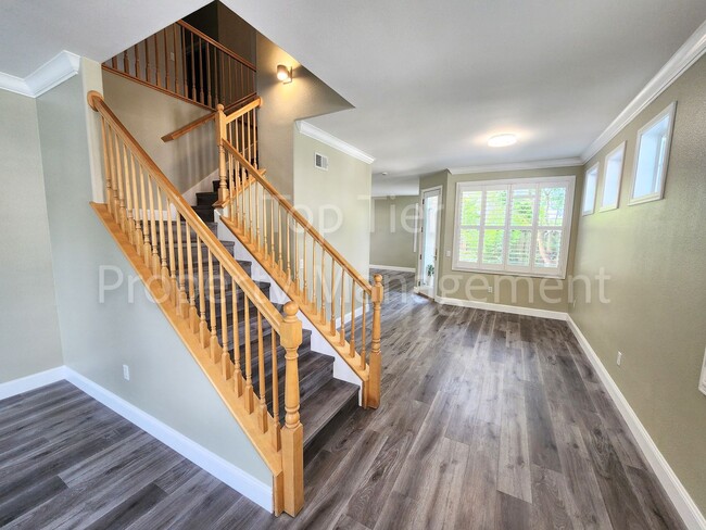 Building Photo - Stunning Newly Remodeled 4 bed / 2.5 bath ...