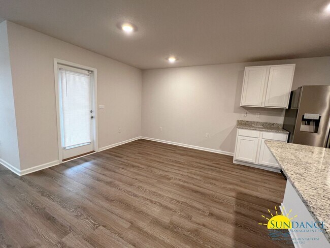 Building Photo - Stunning 4 Bedroom Home in Crestview with ...