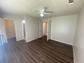 Building Photo - 1036 Mirror Lake Dr