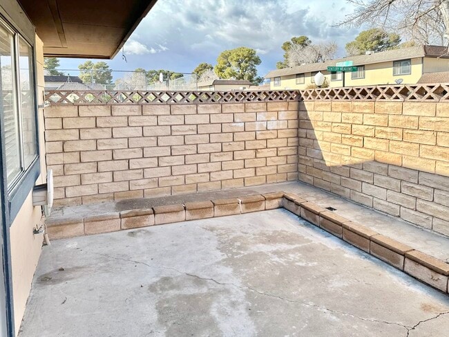 Building Photo - 6123 Meadow View Ln