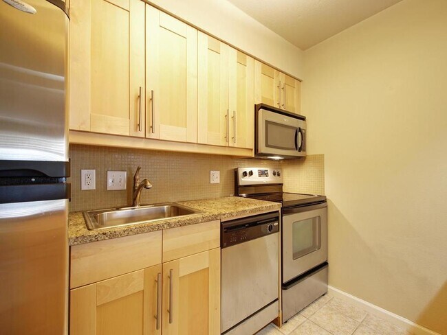 Building Photo - 7685 Northcross Dr