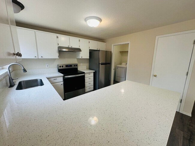 Foto del edificio - 4 Bedroom Beaverton Home with Huge Backyard!