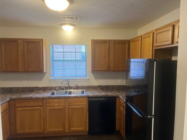 Building Photo - 3 Bed 2 Bath Duplex