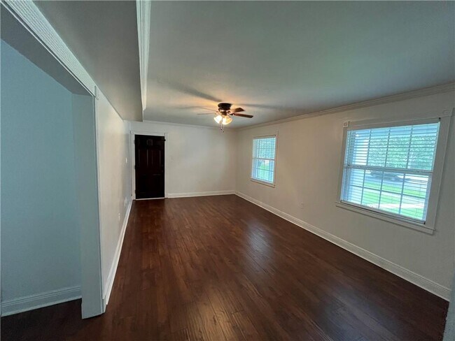 Building Photo - 2067 SpringHill Ave