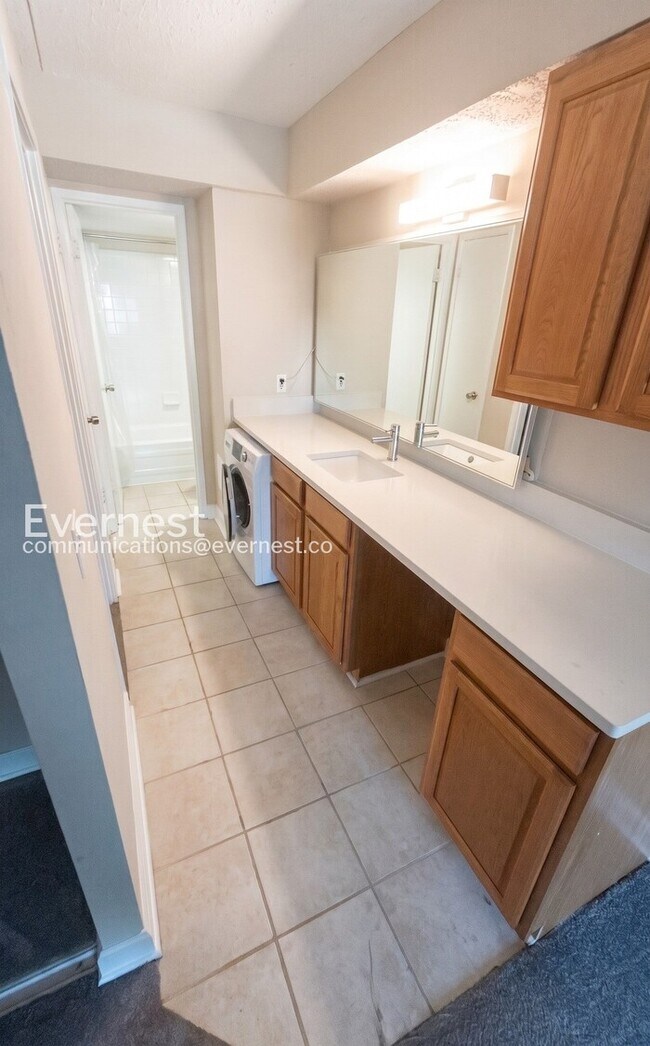 Foto del edificio - 1 Bed/1 Bath Condo with Modern Amenities / Pet-Friendly / Available Soon!