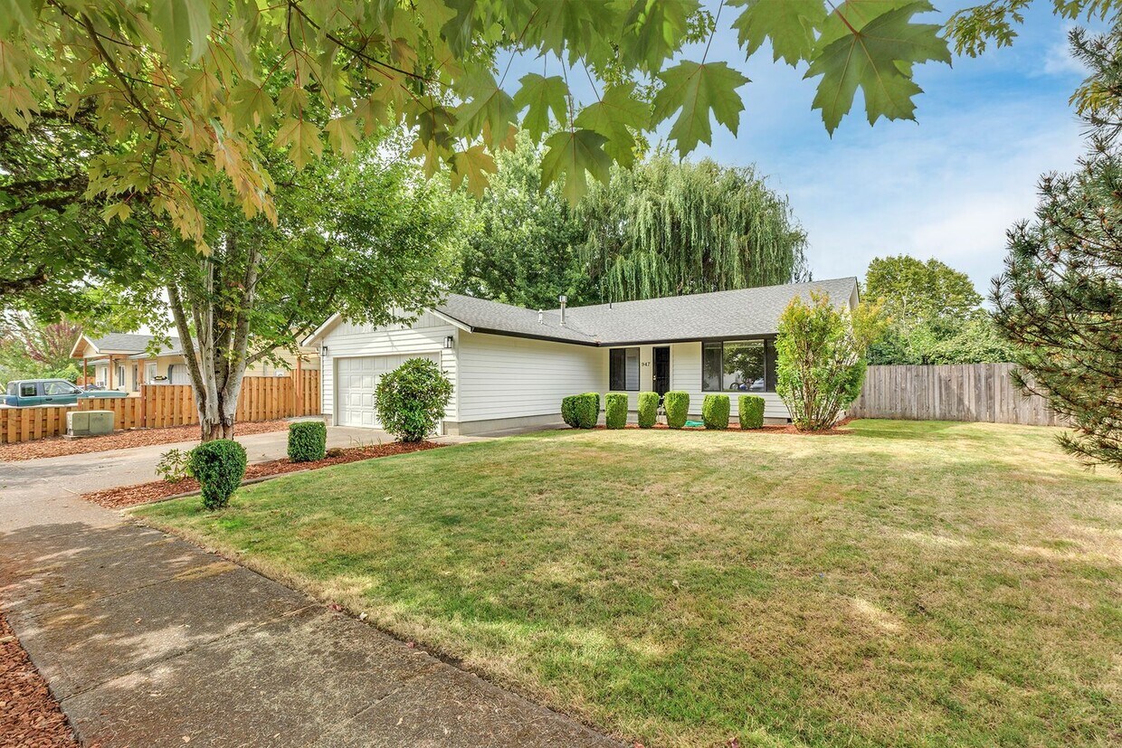 Foto principal - Updated Single Level Home with Large Fence...