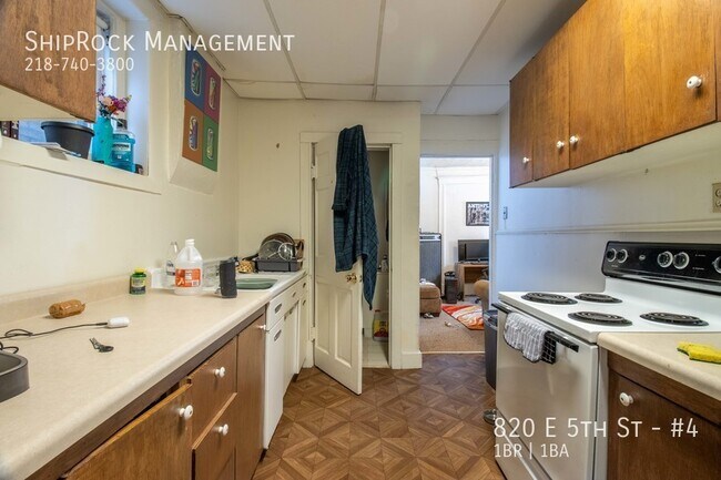 Foto del edificio - 820 E 5th St