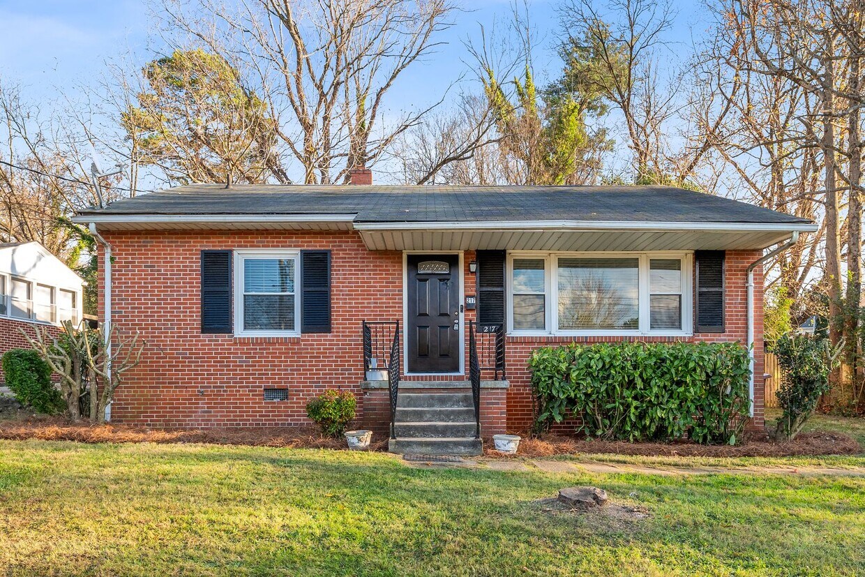 Adorable Brick Ranch Home in the Desirable Lindley Park Area! Updated, Hardwood Floors, Fenced! - Adorable Brick Ranch Home in the Desirable Lindley Park Area!  Updated, Hardwood Floors, Fenced!