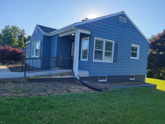 Building Photo - Charming 3+ Bedroom 3 bath Ranch in Mechan...