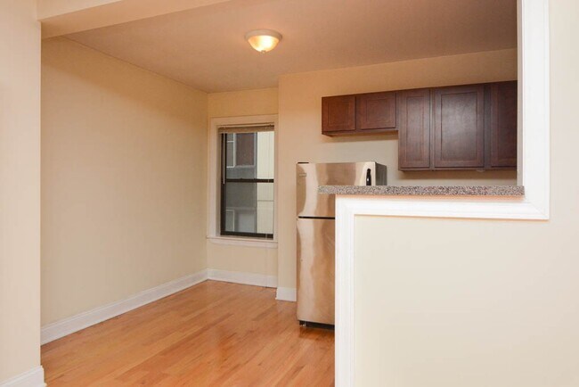 Building Photo - 1344 N Dearborn