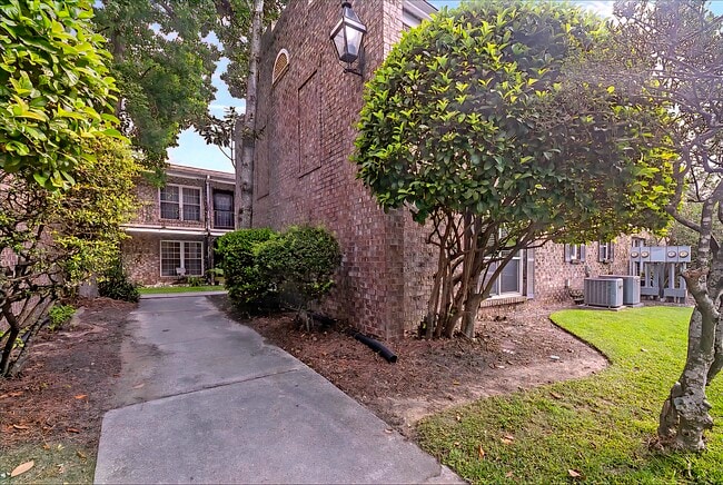Building Photo - 867 Colony Dr