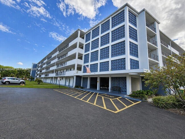 Building Photo - 950 Hillcrest Dr
