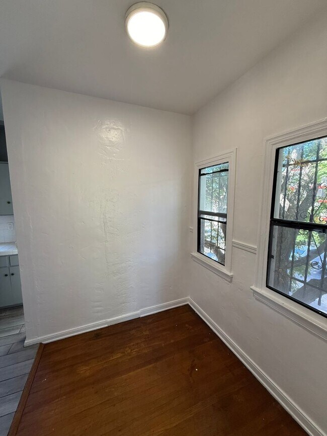 Foto del edificio - 5942 Willoughby Ave