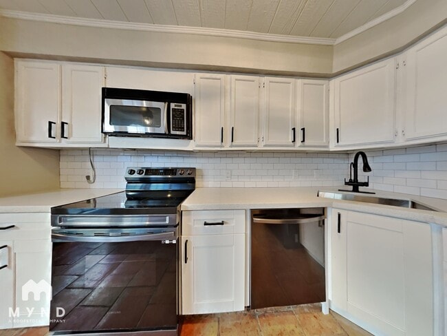 Building Photo - 2052 Lakeside Dr