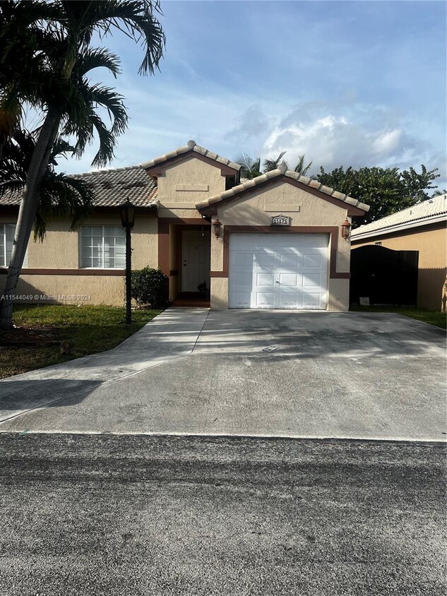 Foto principal - 15875 SW 85th St