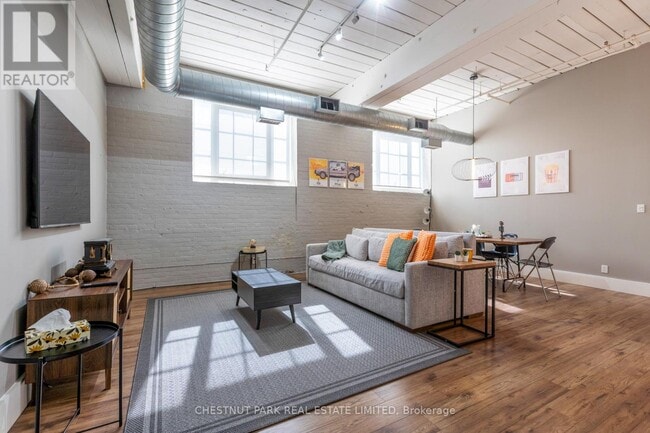 Photo du bâtiment - 1135 Dundas St E