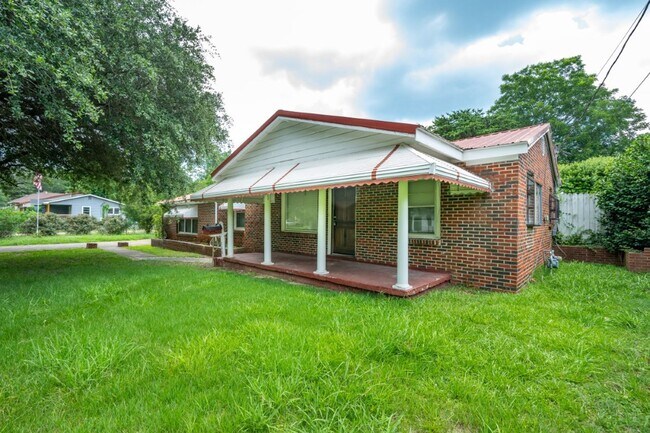 Foto del edificio - Hot Listing! Modern 3BR/2BA in Talladega –...