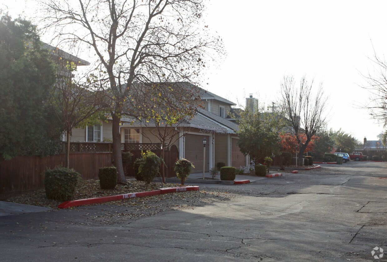 Building Photo - 1416 Iris Dr