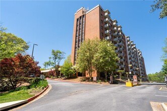 Building Photo - 300 Johnson Ferry Rd