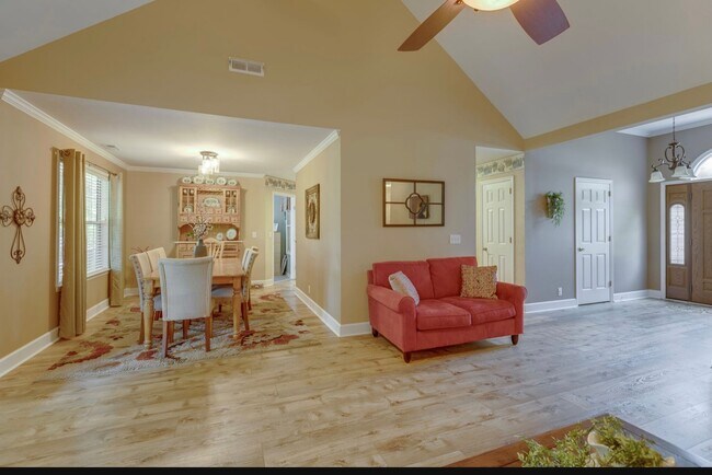 Building Photo - 3015 Iroquois Dr