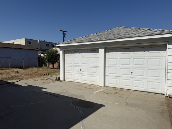 Building Photo - 319 S New Ave