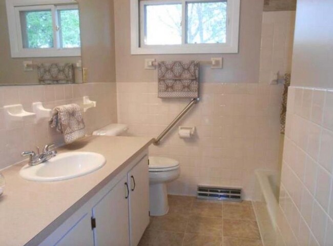 Upstairs bathroom - 167 Hillwood Dr