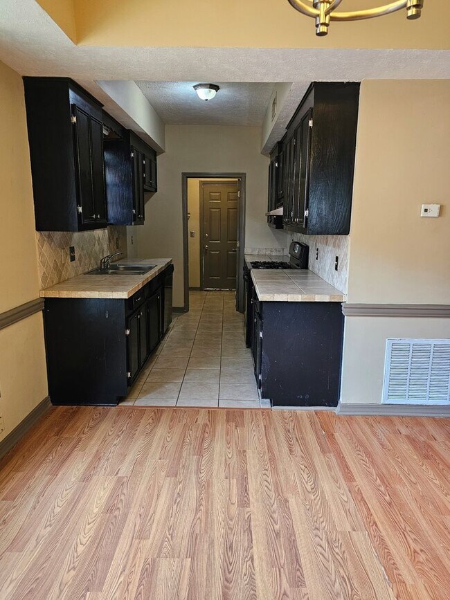 Foto del edificio - 472A Brendalwood Dr