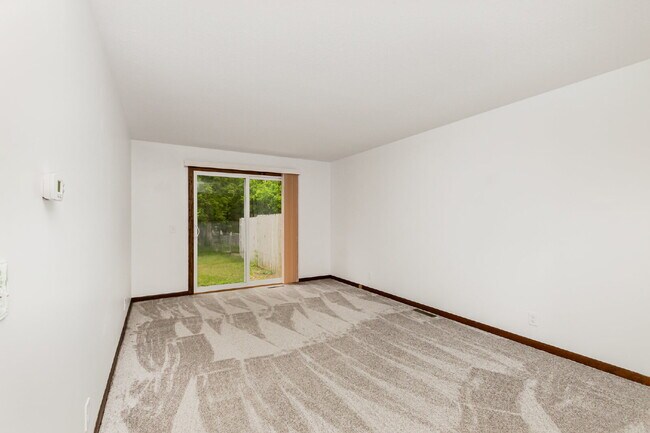 Foto del edificio - 2- Bedroom Duplex- Only $1100/Month!