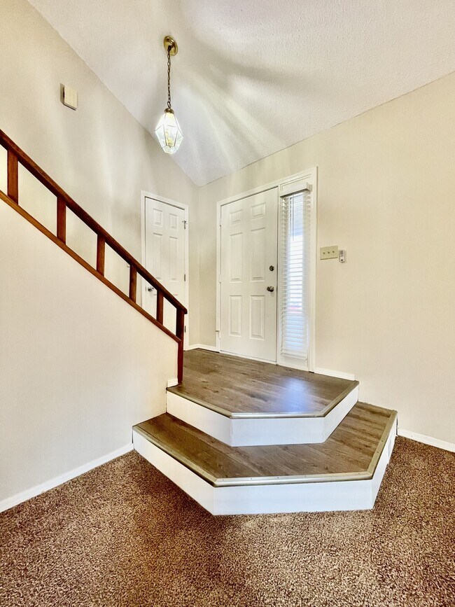 9046 Pine Cone Way, Indianapolis, IN 46268 Condo for Rent in