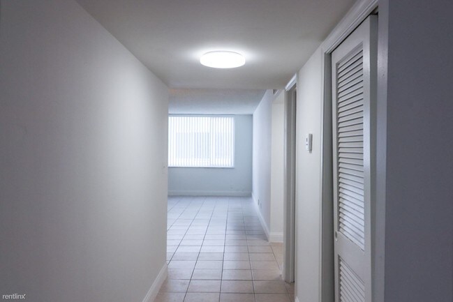Building Photo - 1 br, 1.5 bath  - 3257 NE 13th St Apt 202