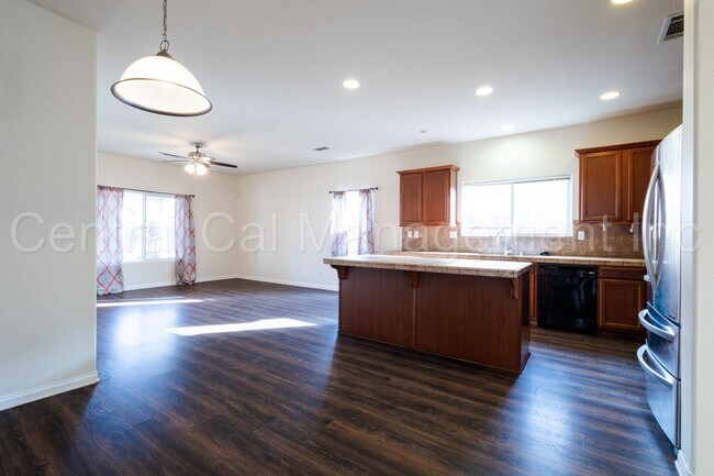 Foto del edificio - 4 Bedroom/2 Bath Home with solar in Desire...