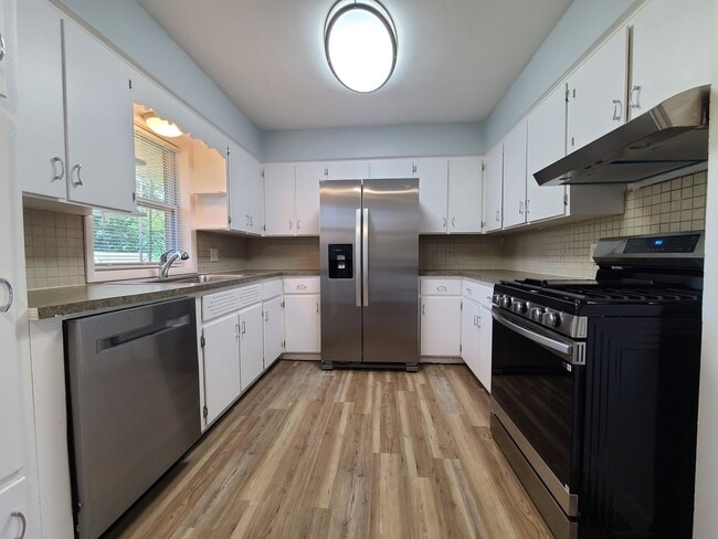 Building Photo - Spacious 4-Bed, 2-Bath Updated Home in Ben...