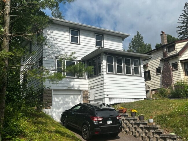 Building Photo - Duluth MN - 3 Bed - 1 1/4 bath